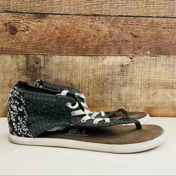 Converse Chuck Taylor Gladiator Hi Women Shoes - Picture 2 of 9